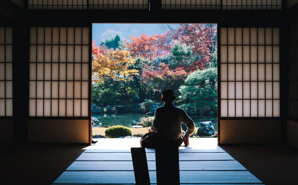 Sebuah ruangan bergaya Jepang (washitsu) dengan lantai tatami yang rapi.
