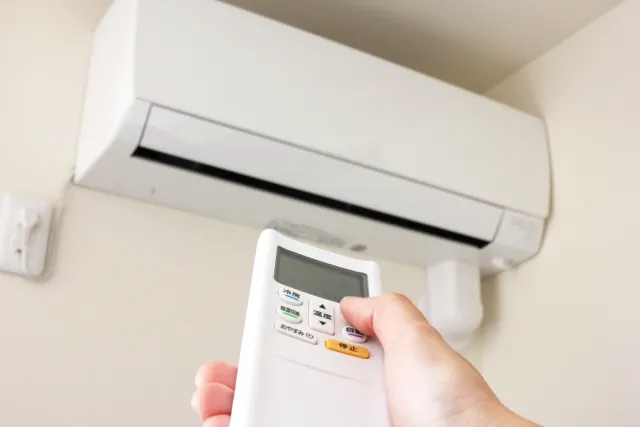 विभिन्न बटनहरूसहितको जापानी AC (इकोन) को रिमोट कन्ट्रोल।