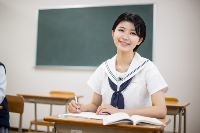 केही जापानी SMA विद्यार्थीहरू आफ्नो कक्षाकोठा सफा गर्दैछन्।