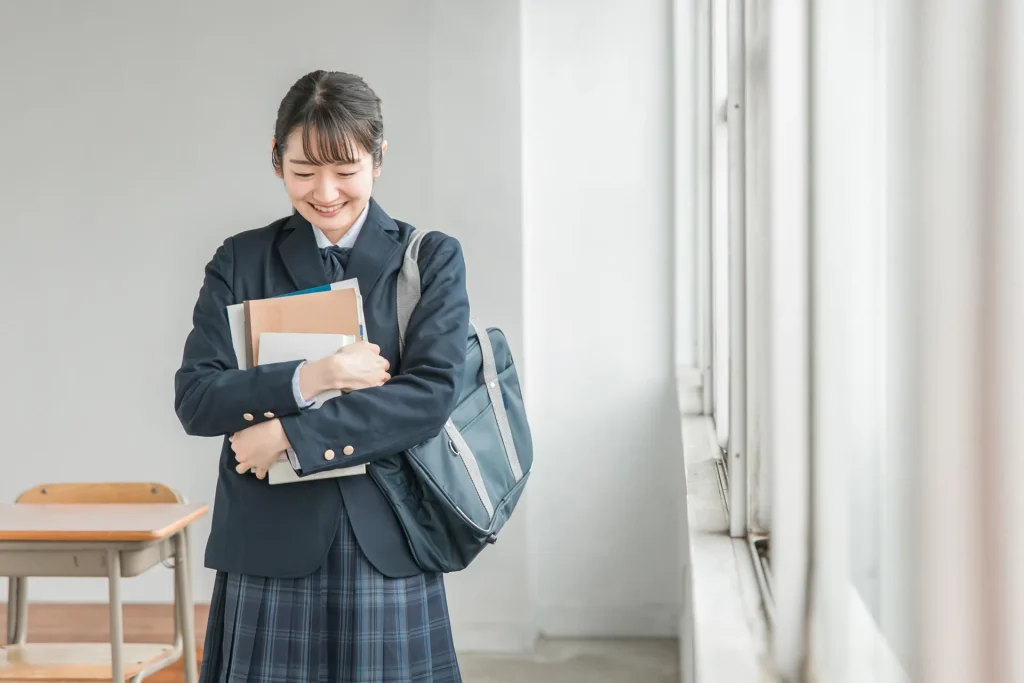 केही जापानी SMA विद्यार्थीहरू आफ्नो पोशाकमा सँगै हिँडिरहेका छन्।