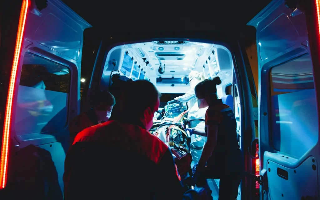 Sebuah mobil ambulans Jepang dengan tulisan '119' di sisinya.
