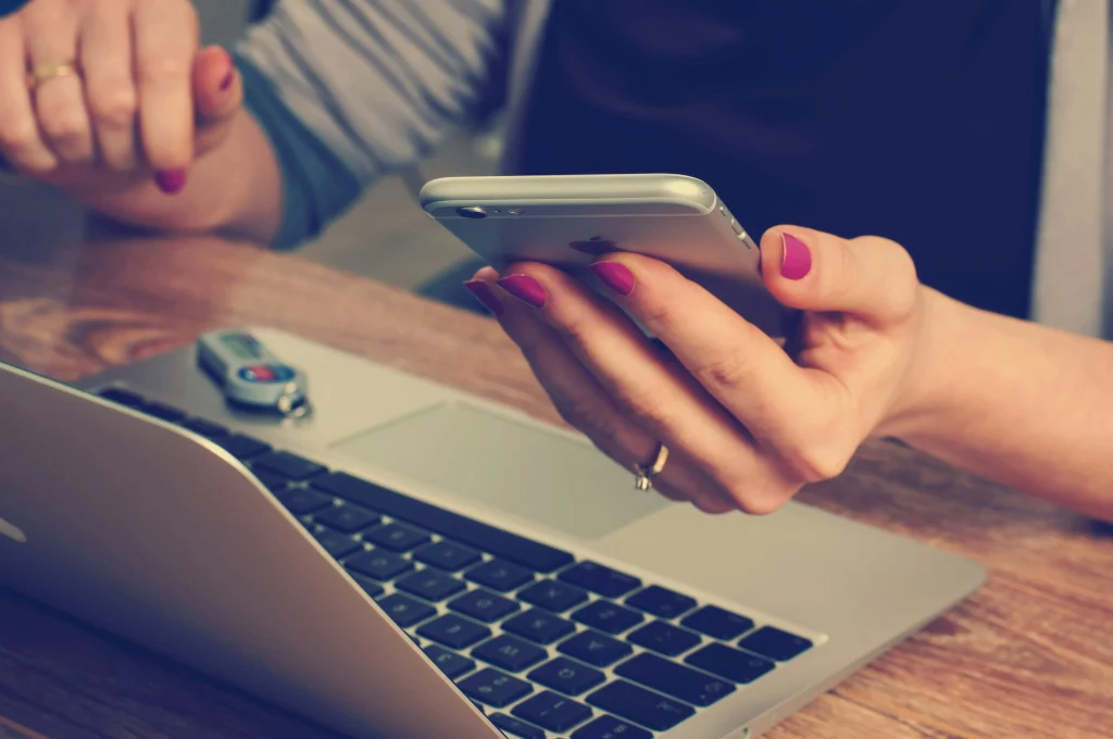 Seseorang sedang melakukan reservasi online melalui laptop.
