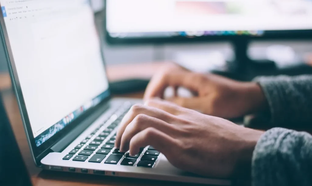 Beberapa format ujian: kertas, di kantor, di rumah, dan di pusat tes.
