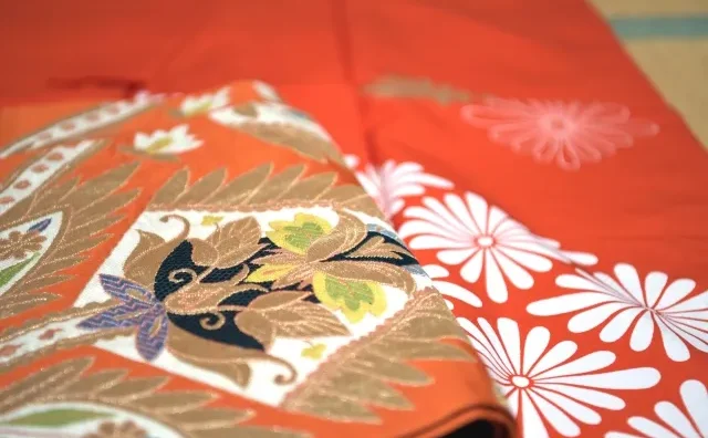 Seorang wanita mengenakan kimono sedang mengikuti upacara minum teh.