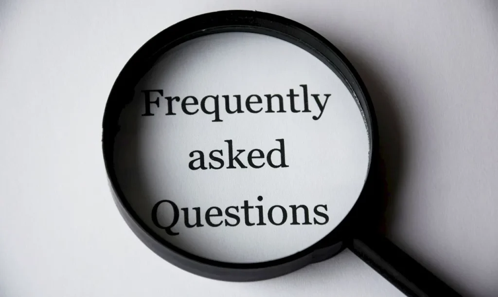 एउटा म्याग्निफाइङ्ग गिलासले 'question' शब्दलाई हाइलाइट गरिरहेको छ।